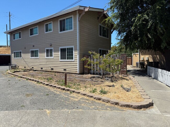 Primary Photo - 2225 Hillsborough Ct