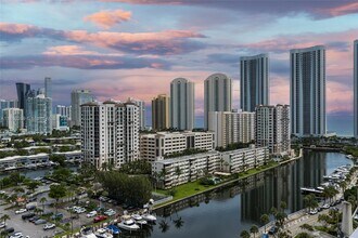 Building Photo - 500 Bayview Dr