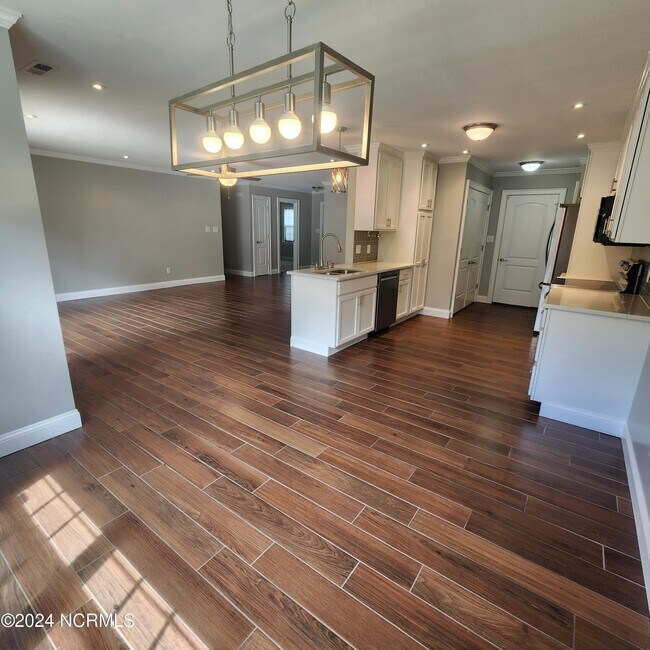 Building Photo - 115 Blue Bird Ln