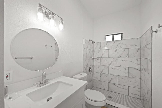 Building Photo - 701 28th St