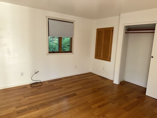 Building Photo - 2000+ sf home is in a great location, pet ...