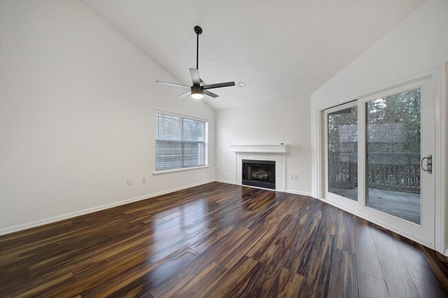 Building Photo - Lovely Two Bed Two Bath Condo in South Park!