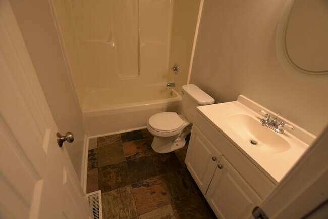 Building Photo - Cozy 3-Bedroom Near Greensboro Coliseum