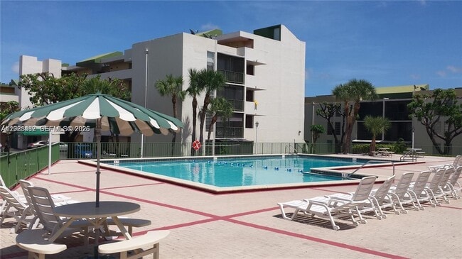 Building Photo - 8860 Fontainebleau Blvd