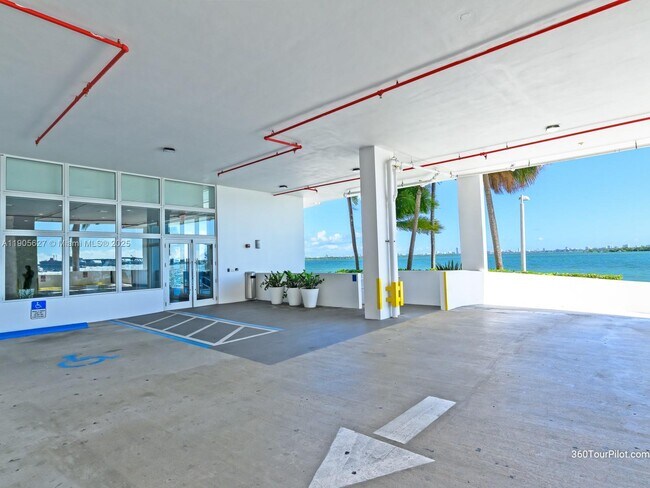 Building Photo - 725 NE 22nd St