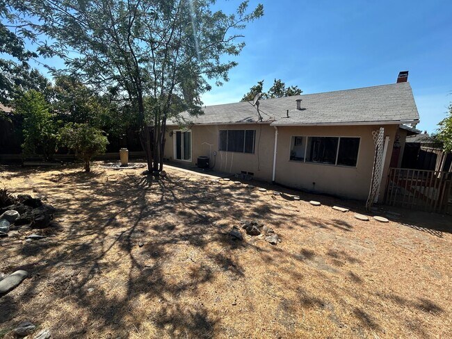 Building Photo - Charming 3-bedroom, 2-bath Single Story An...