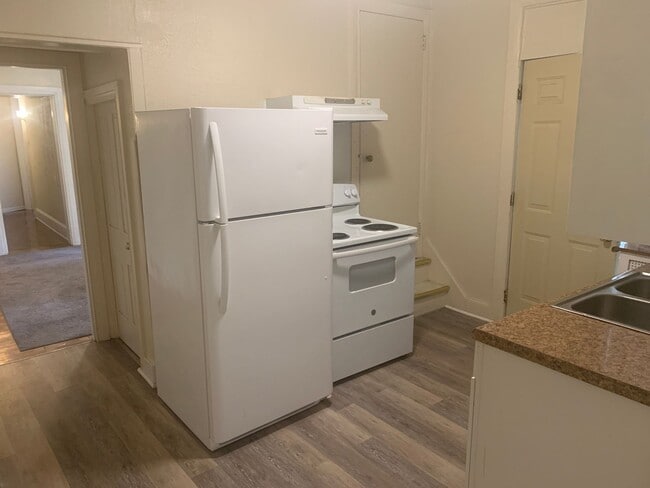 Building Photo - 1st Floor 2 Bedroom Apartment, Private Entrance, Small Yard, York City SD