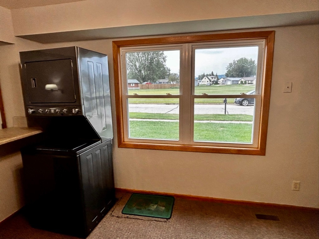 Eat-in kitchen & stackable washer and dryer - 694 Tilson St N