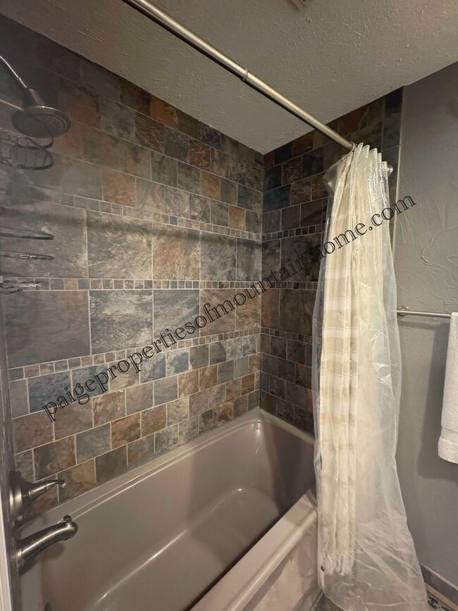 Building Photo - 4 Bed/2 Bath Home in Village Green