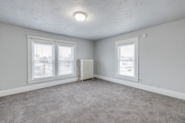 Building Photo - 206 5th St