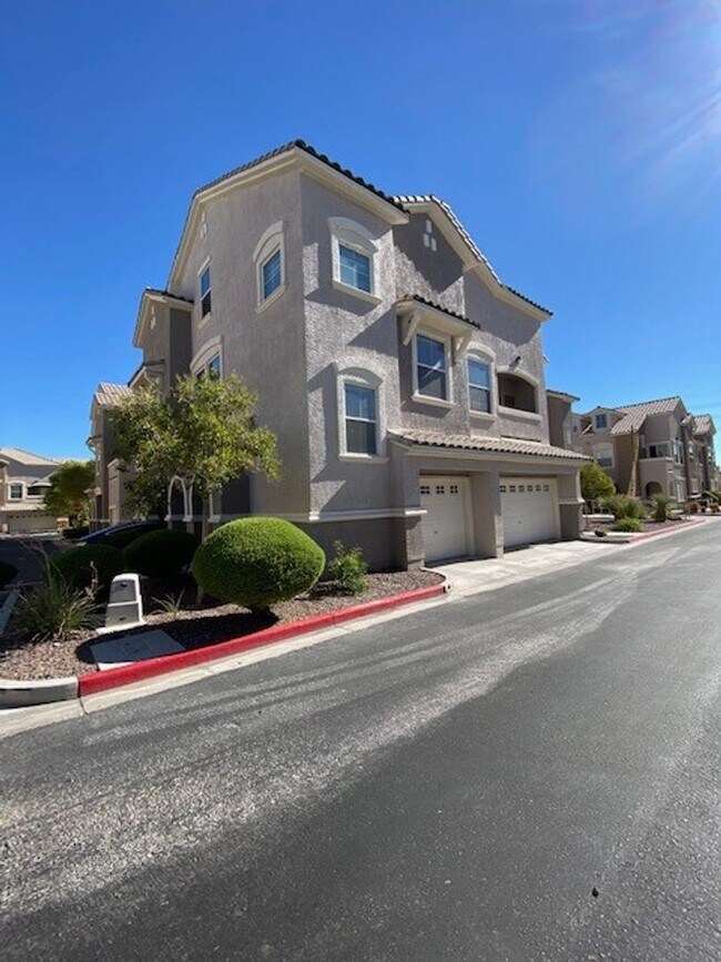 Building Photo - Gorgeous 3 level townhouse with a garage