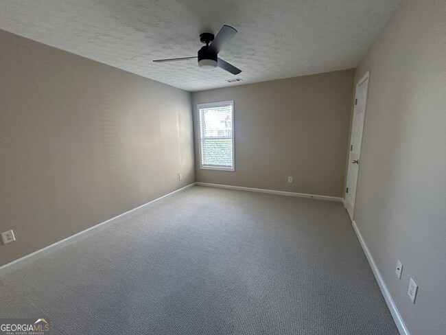 Building Photo - 2405 Village Green Dr