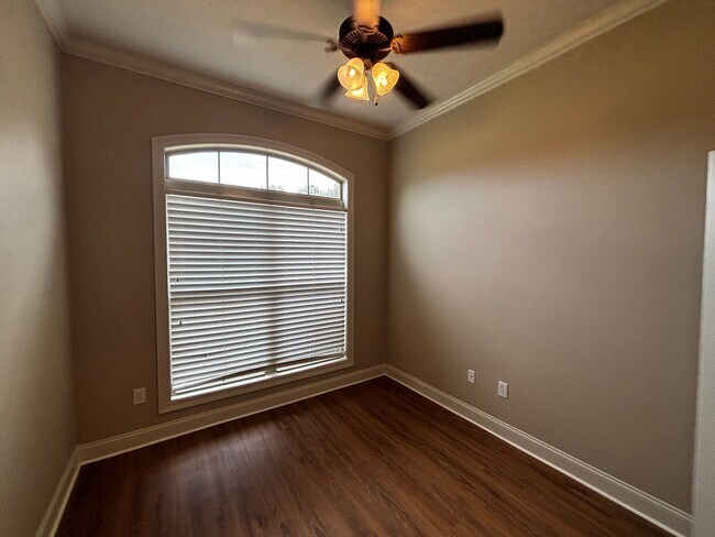 Building Photo - 990 Clubhouse Dr