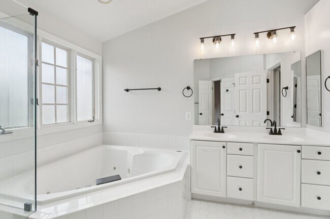 Building Photo - Beautiful 3-level colonial-style town home...