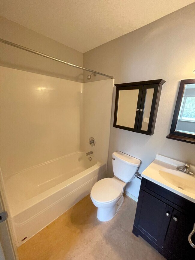 Building Photo - RENT SPECIAL: Great 6 bed, 6 bath Duplex Unit in North Portland with Laundry, Patio
