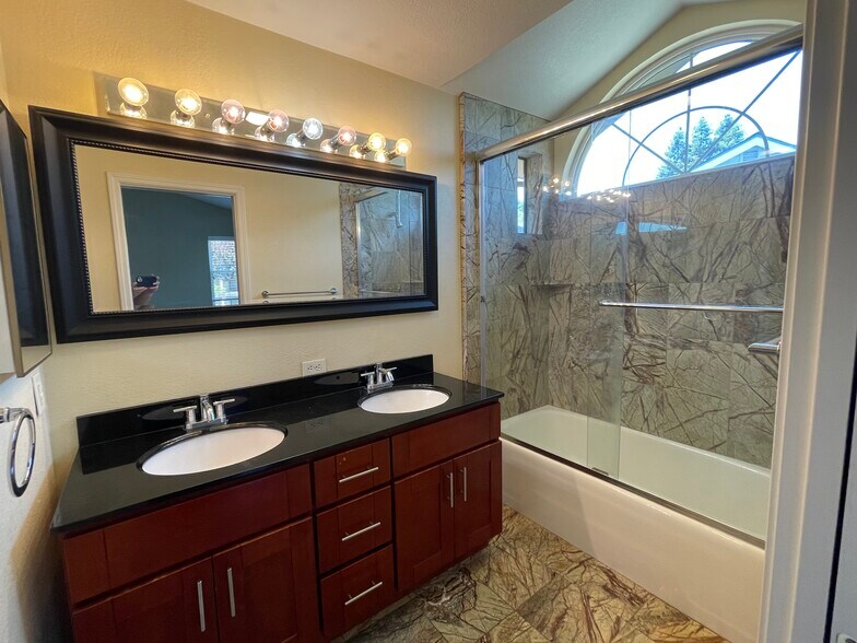 Primary bath - 2 sinks - 205 East Sierra Avenue