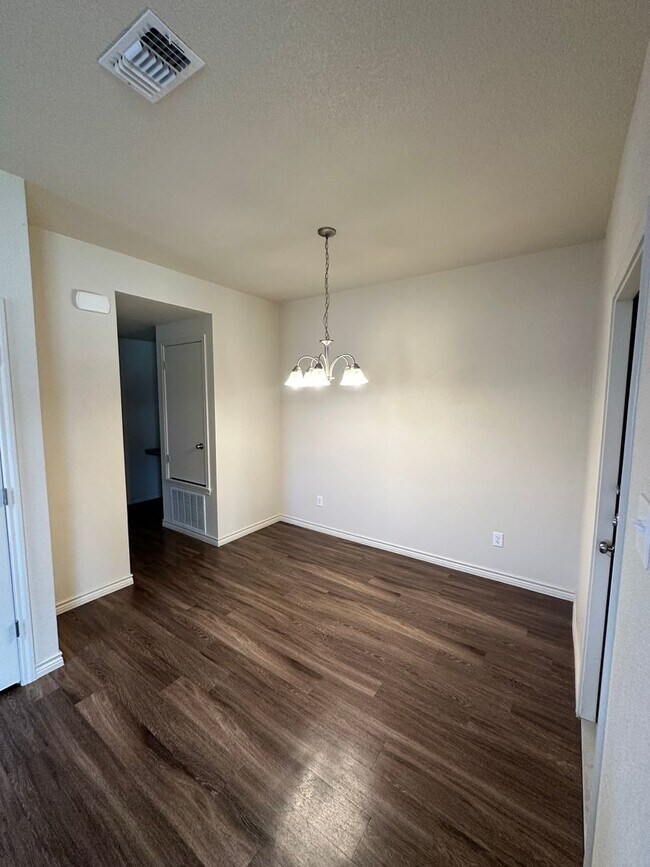 Building Photo - 3 Bedroom / 2 bathroom