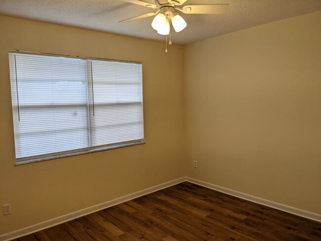 Building Photo - 2054 Los Lomas Dr