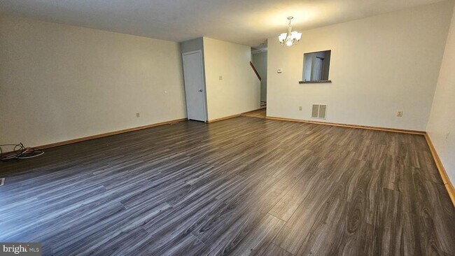 Building Photo - 9 Hamlet Dr