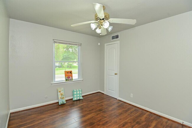 Building Photo - 8409 Bob White Dr