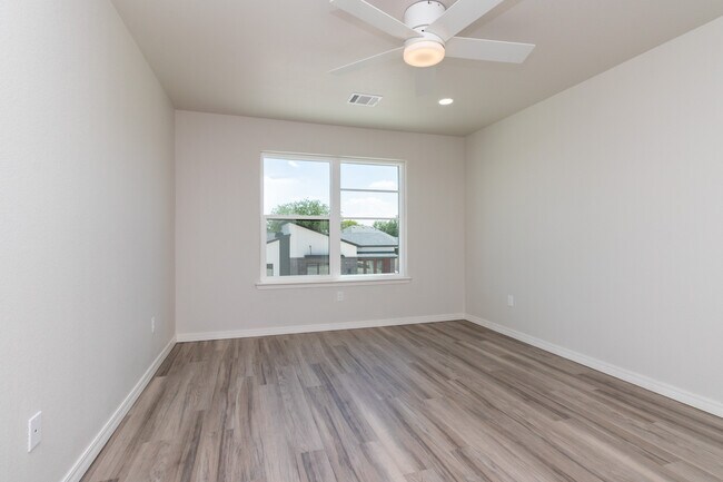 Two Story (3 bed/3.5 bath/1 car garage) - 406 38th St