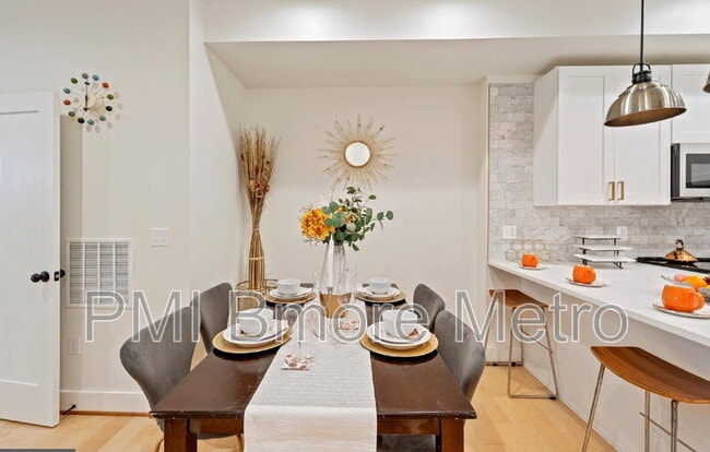 Building Photo - 2329 E Madison St