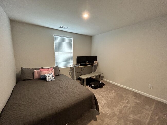 Building Photo - 132 Queens Mill Ct