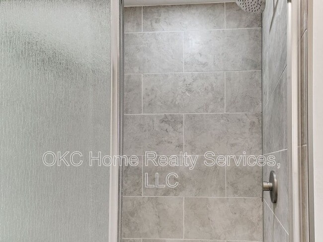 Building Photo - 1812 W Noble Ave