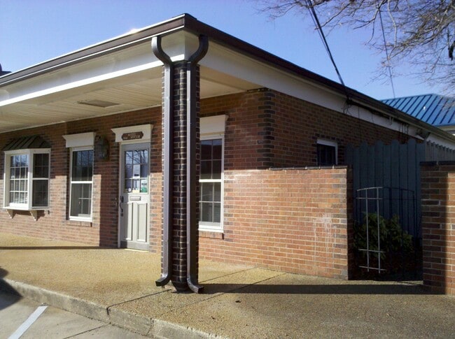 Building Photo - 300 W Broome St
