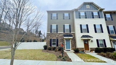 Building Photo - 3 Bed / 2.5 Bath Townhouse (Available 5/10...