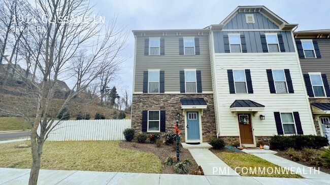 Primary Photo - 3 Bed / 2.5 Bath Townhouse (Available 5/10...