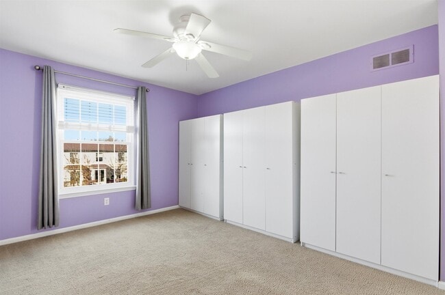 Building Photo - 3084 Village Cir