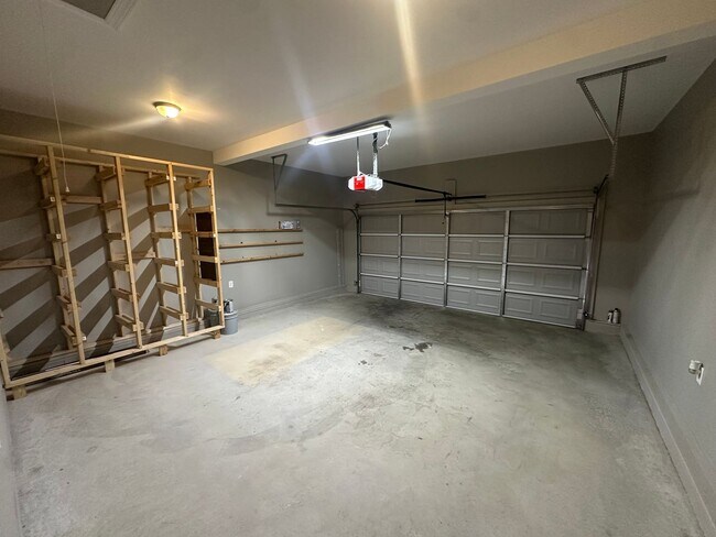 Building Photo - 32 Sarjon Cir