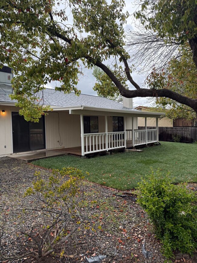 Building Photo - 3-bedroom, 2-bathroom home in great neighborhood!