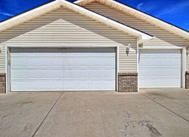 Building Photo - 850 Henry Cir