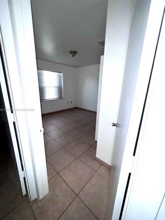 Building Photo - 14140 NE 2nd Ct