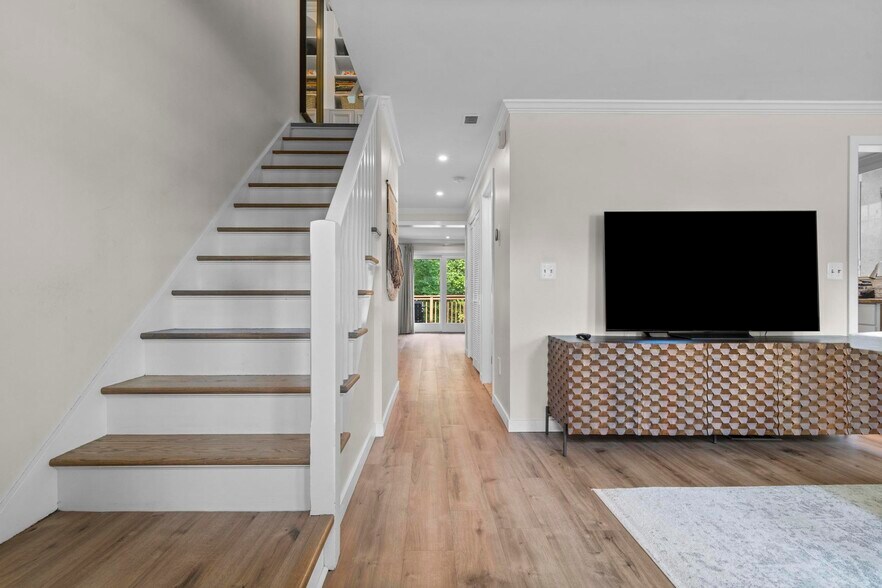 Building Photo - 26 Linden St