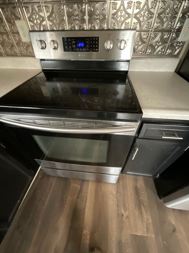 Building Photo - 3 Bedroom 2 Bathroom House Available