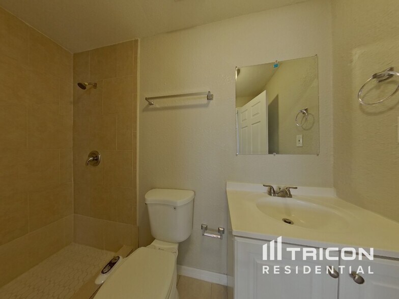 Building Photo - 1569 Lotus Path