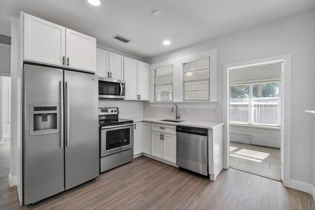 Building Photo - 424 53rd St