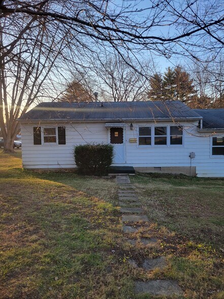 Front of property - 104 S Park St