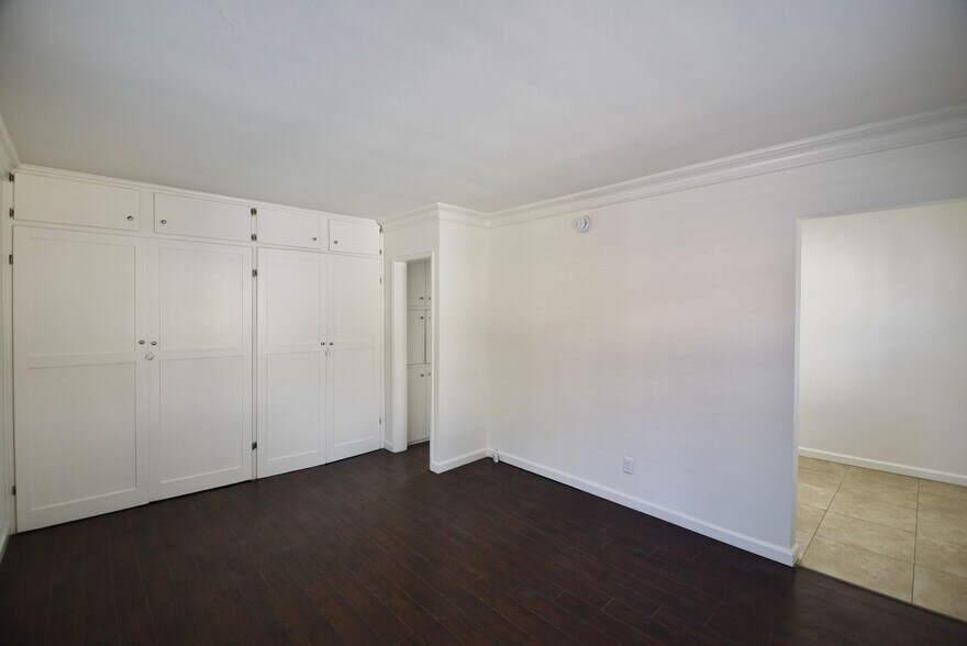 Building Photo - 605-609 North Hollywood Way