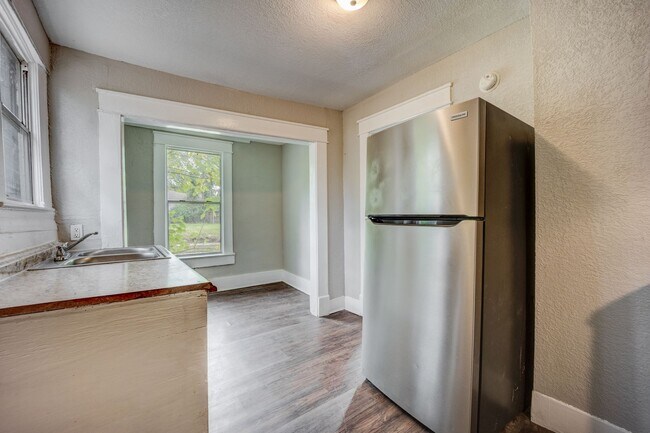 Building Photo - Freshly Updated 2 Bedroom House