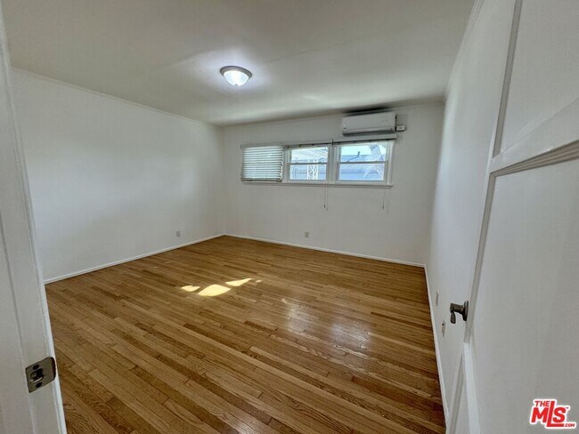 Building Photo - 6122 S Fairfax Ave