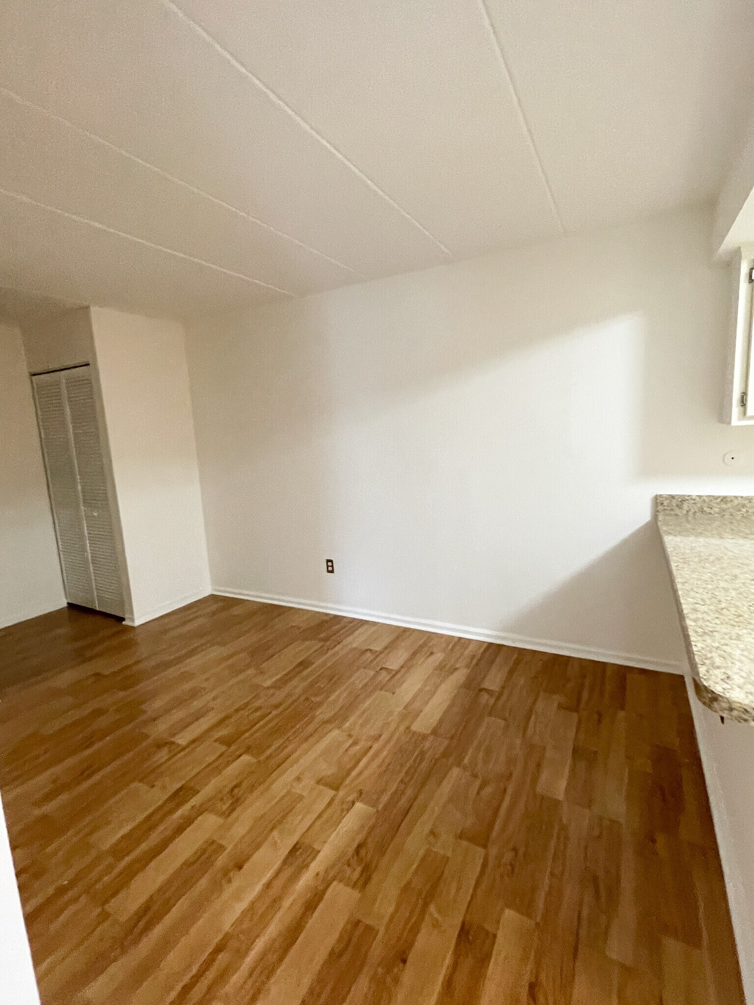 Den - 56 Oakridge Dr