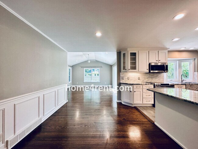 Building Photo - Updated Ranch Style Home in Prairie Villag...
