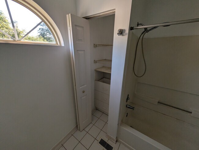 Building Photo - 843 E Princeton Cir