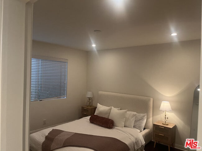 Building Photo - 866 Hilldale Ave