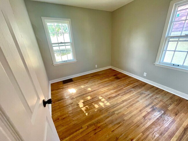 Building Photo - Charming 4bd. Tons of storage and 2 car garage!