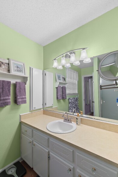 Building Photo - 202 Peartree Cir